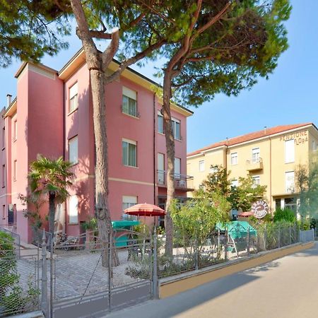 Hotel Flora Capri Чезенатико Экстерьер фото