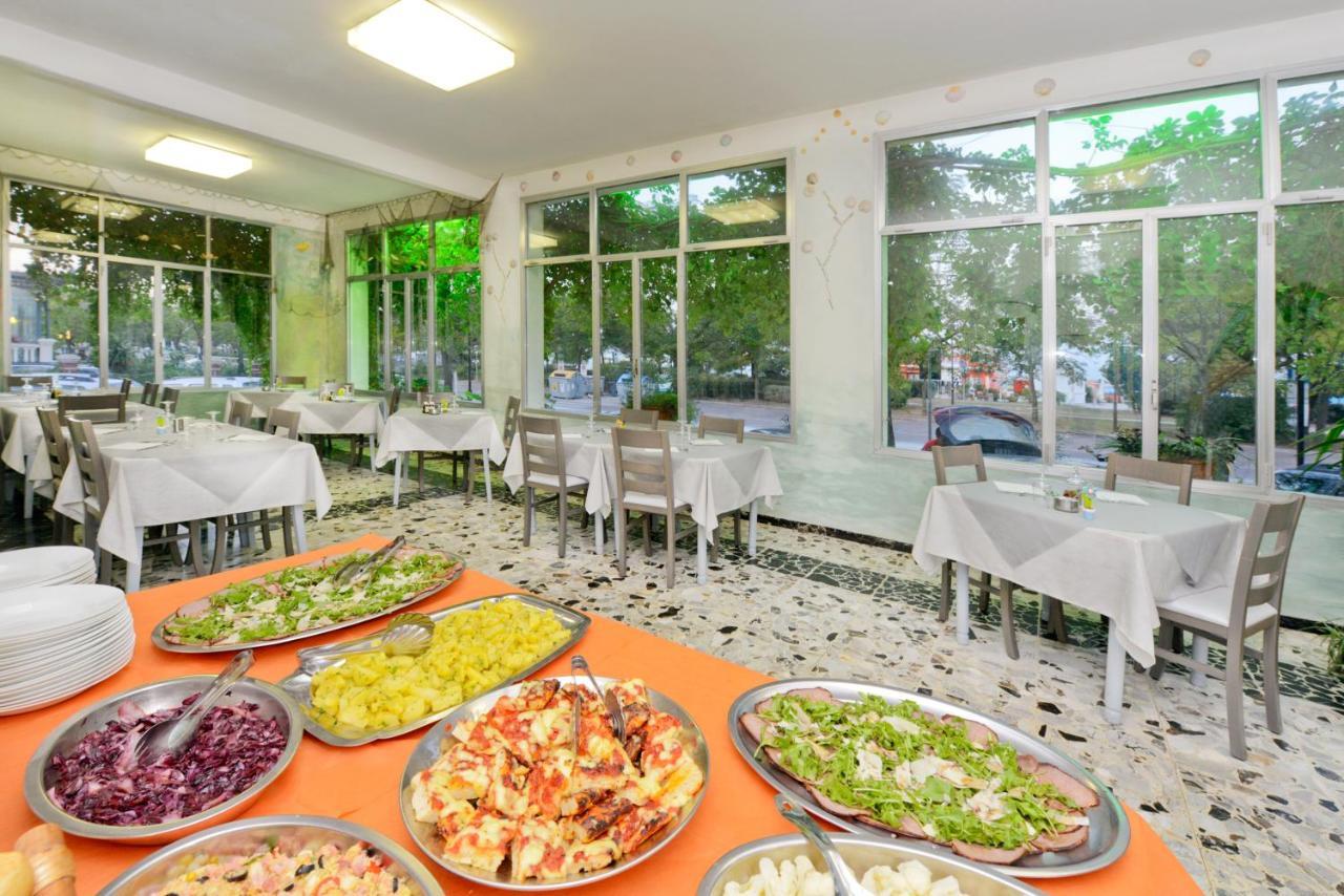 Hotel Flora Capri Чезенатико Экстерьер фото