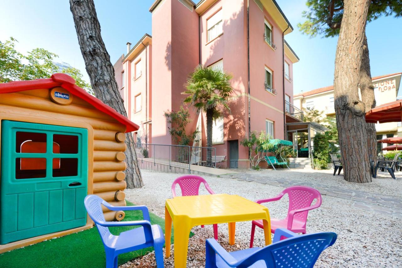 Hotel Flora Capri Чезенатико Экстерьер фото