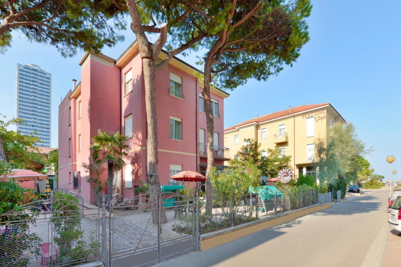Hotel Flora Capri Чезенатико Экстерьер фото