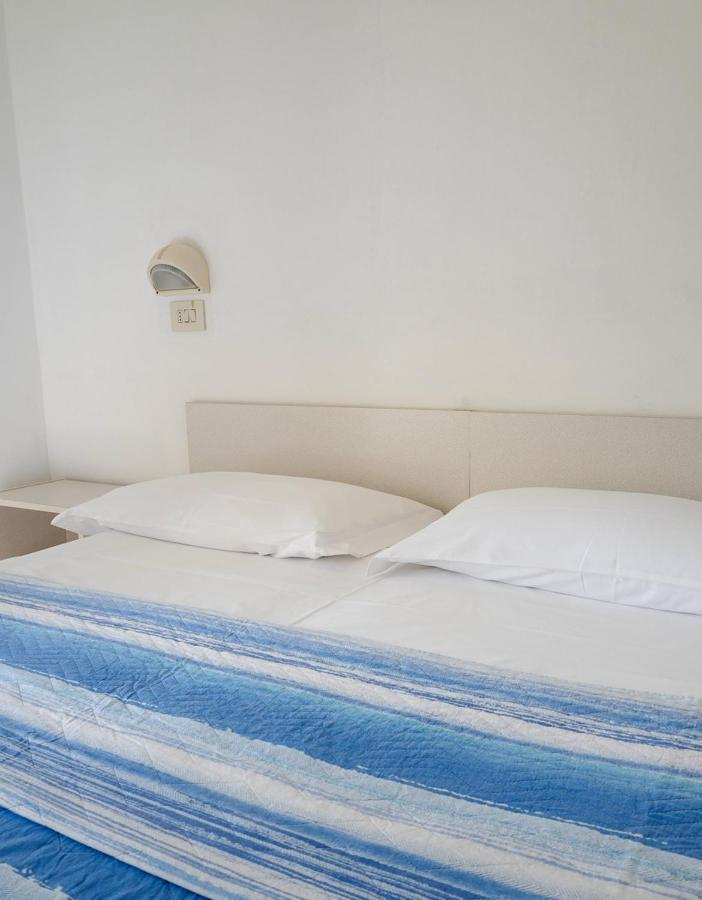 Hotel Flora Capri Чезенатико Номер фото